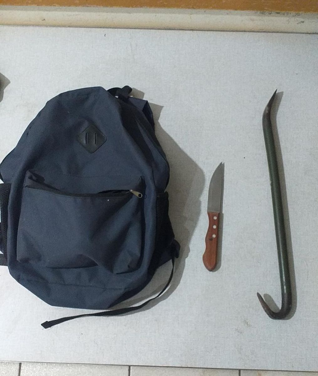 Mochila, pé de cabra e faca foram apreendidas